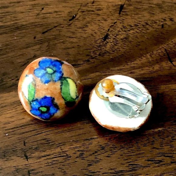 Vintage Handpainted Non Pierced Floral Clip-On Earrings - Picture 4 of 5